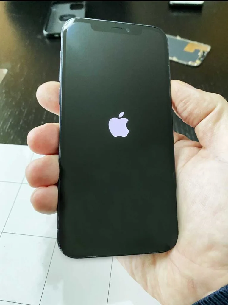 iphone 12 się nie uruchamia