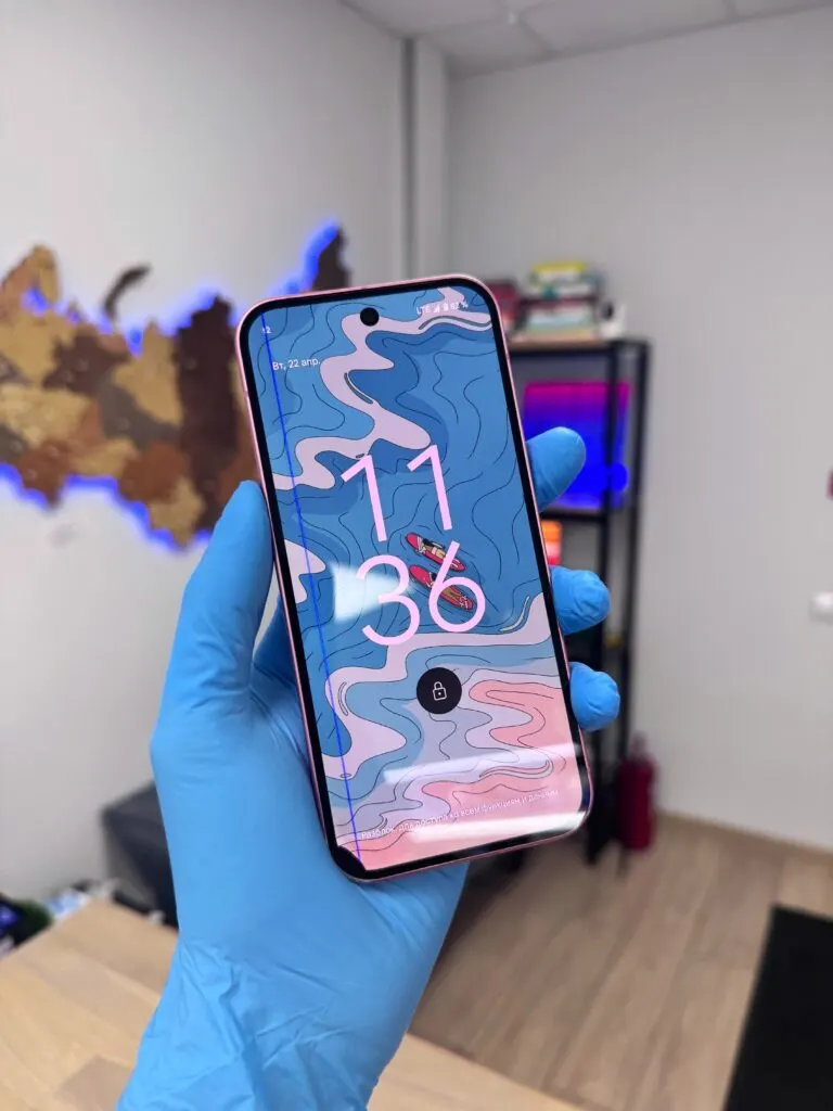 kolorowa linia i czarna plama na wyświetlaczu google pixel 9
