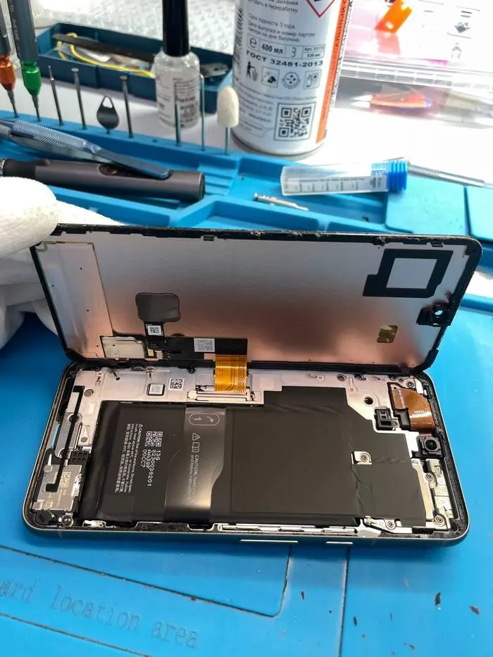 zielone pasy na wyświetlaczu Pixel 8