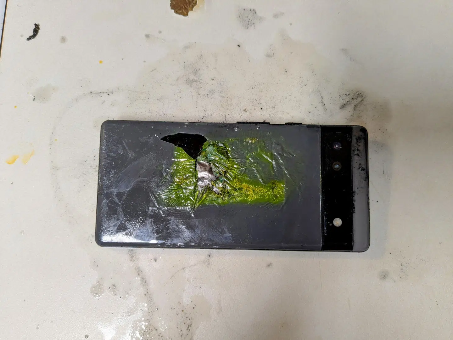 spuchła bateria w telefonie