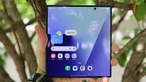 rozłożony wyświetlacz samsung fold