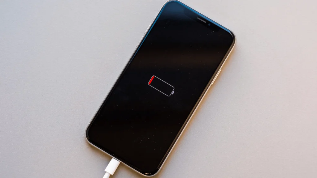 Ładowanie iPhone. Czy warto kupować oryginalną ładowarkę? 2 rozładowany xs max na kablu