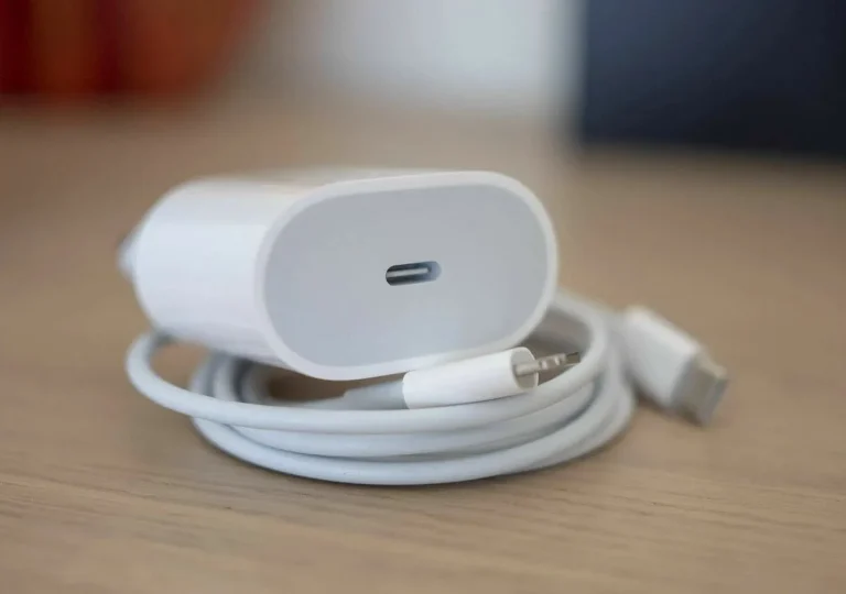 Ładowanie iPhone. Czy warto kupować oryginalną ładowarkę?