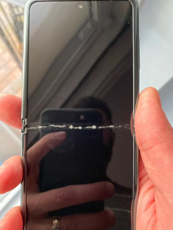rysa na ekranie składanego Samsung
